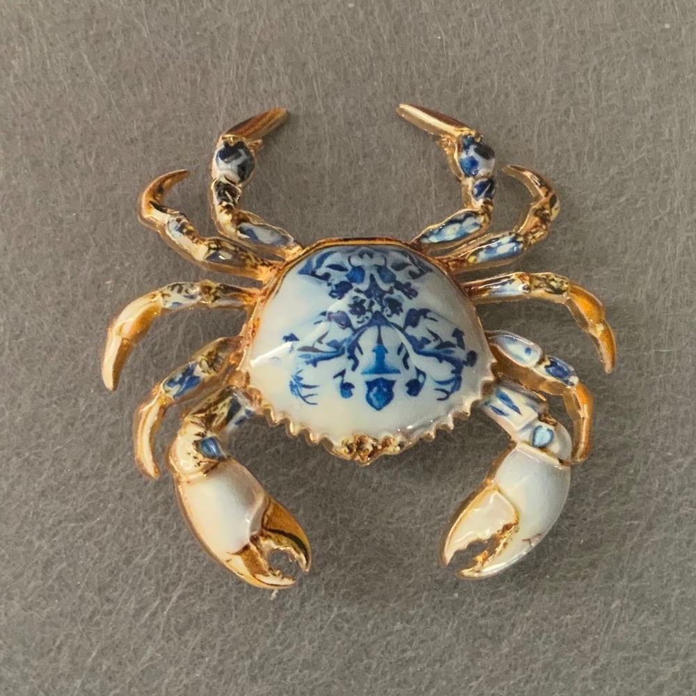 Blue White Porcelain Style Crab Brooch Gold Tone Chinoiserie Enamel Lapel Pin